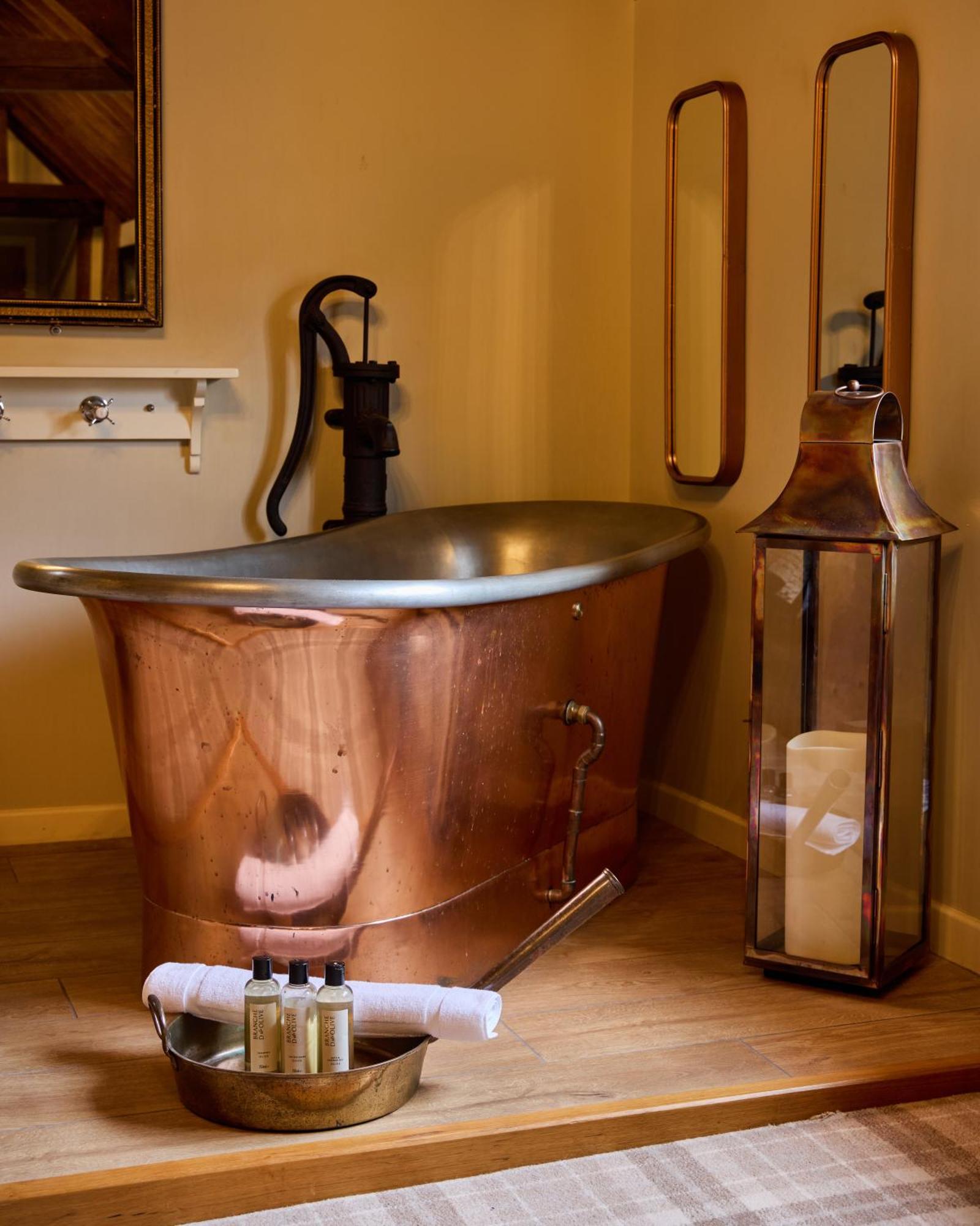 The Harcourt Arms Hotel Stanton Harcourt Ngoại thất bức ảnh Copper bathtub